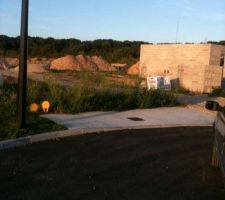 Entr&eacute;e de l'all&eacute;e menant &agrave; notre terrain qui est lot arri&egrave;re