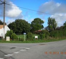 Voici le terrain qu'ils nous ont aid&eacute; &agrave; trouver. Super, il est entre la mer et le centre ville.
Pour que nous puissions bien nous rendre compte, le conducteur de travaux au mis des piquets aux angles de la maison.