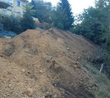 Au troisième jour de terrassement, pas mal de terre à déjà été extraite du futur garage !