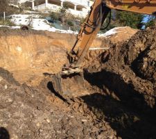 Quatrième jour de terrassement. Le plateau qui acceuillera les fouille est fini. Le terrassier décaisse afin de créer l'accès voiture.