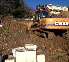 Quatrième jour de terrassement. Le plateau qui acceuillera les fouille est fini. Le terrassier décaisse afin de créer l\'accès voiture.