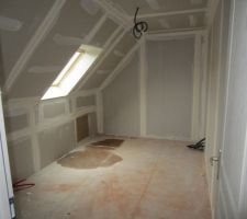 Chambre 2 avec le velux qui a été rehaussé