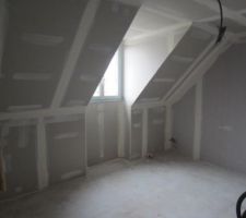 Chambre 4 avec la fenêtre qui est trop haute.........