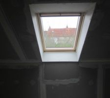 Velux avec les bandes d'enduit à reprendre car le travail n'est pas du tout satisfaisant