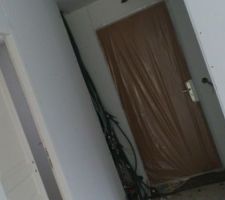 L'entrée avec à gauche la porte du cellier