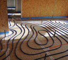 Préparation avant coulage de la chape liquide sur le chauffage au sol