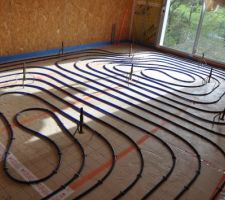 Préparation avant coulage de la chape liquide sur le chauffage au sol