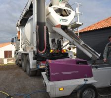 Coulage de la chape liquide sur le chauffage au sol