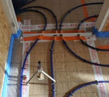 Préparation avant coulage de la chape liquide sur le chauffage au sol