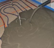 Coulage de la chape liquide sur le chauffage au sol
