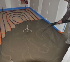 Coulage de la chape liquide sur le chauffage au sol