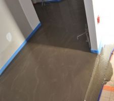 Coulage de la chape liquide sur le chauffage au sol