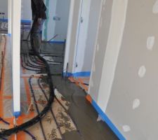 Coulage de la chape liquide sur le chauffage au sol