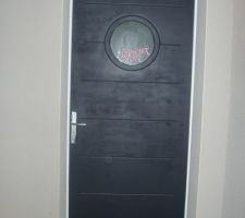Porte d'entr&eacute;e, en attente d 'une 3 i&egrave;me couche de peinture gris anthracite.