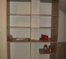 Création d'un meuble qui servira de bibliothèque sur le haut et de penderie sur le bas (après installation de porte coulissantes)