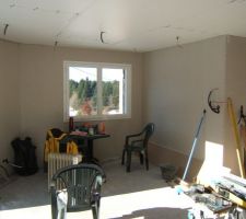 Salon , bon c est le chantier ok , reste &agrave; percer l'aquarium dans la separation entr&eacute;e salon