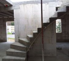 L'escalier beton decoffré, au centre de la maison !