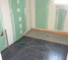 Aperçu du carrelage salle de bien ; il manque 2 carreaux sol douche italienne. Sera rectifié très rapidement.