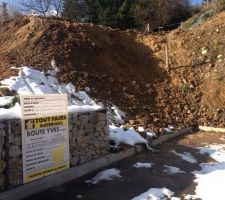 Dernier jour de terrassement et création des fouilles. Futur emplacement d'un mur de soutènement en gabion.