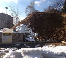 Dernier jour de terrassement et création des fouilles.Futur emplacement d\'un mur de soutènement en gabion.