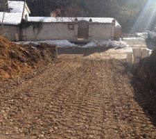 Dernier jour de terrassement et création des fouilles. Accès au chantier et futur maison