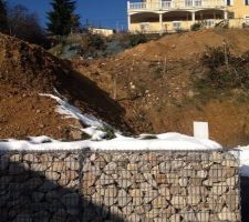 Dernier jour de terrassement et création des fouilles.Futur emplacement d'un mur de soutènement en gabion.