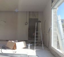 On voit la hauteur de plafond 2m90 rabaiss&eacute;e &agrave; 2m85 car les gaines de la VMC &eacute;taient un peu trop &eacute;paisses