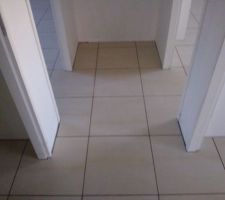L'alignement des carreaux est fait sur une ligne qui coupe la maison en deux au milieu du couloir :