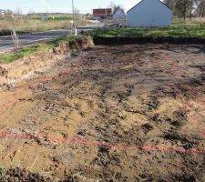 On voit bien le marquage rouge qui d&eacute;limite la future maison