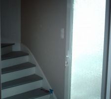 Montée escaliers des chambres et porte d'entrée.