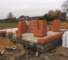 Vu de devant avec l ouverture garage de la porte vitr&eacute;e et de la porte d'entr&eacute;e.
