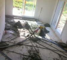 Dépose de béton pour le ragréage de la dalle du rez