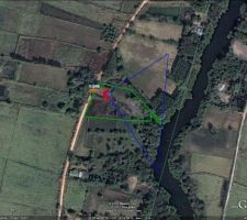 VUE du terrain depuis Google Earth.
La photo n'est pas d'actualit&eacute; (2007)
mais permet de situer le terrain d&eacute;limit&eacute; en vert et l'emplace probable de la maison