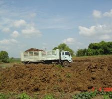 2009 - Mai 2&egrave;me phase de remblai des 2000m&sup2; en fond de terrain bordand la rivi&egrave;re