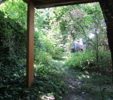 Le jardin avant - vue vers la terrasse depuis la cabane