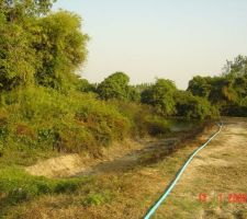 2009 - installatiion d'une pompe pour prendre l'eau &agrave; la rivi&egrave;re pour arroser les arbres fruitiers.
A gauche d'ici un an les pelleteuses vont revenir pour nettoyer un bras de la rivi&egrave;re qui longera notre terrain sans issus jusqu &agrave; la route