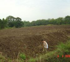 2009 - avril, vue du terrain apr&egrave;s 1&egrave;re phase de remblais de 3500m&sup2; sur une hauteur allant de 1.20m &agrave; 1,60m