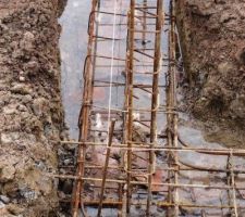 On voit des tuiles dans le fond pour soutenir le fer &agrave; b&eacute;ton