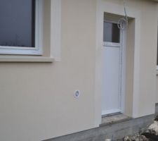 Le trou d'évacuation du sêche linge dans le garage