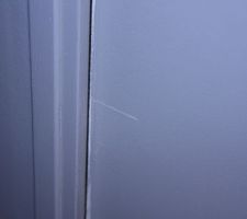 Bord de porte non peint, marque sur porte et grain de peinture