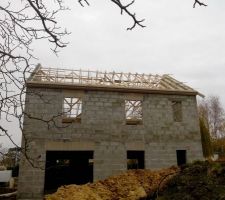 Charpente pos&eacute;e, vue du jardin
