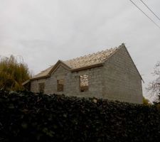Charpente pos&eacute;e, vue depuis la rue