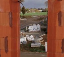 Vue depuis l'etage à travers la fenetre de la cage d'escalier