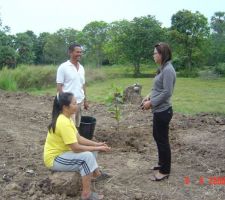 5 avril 2008 a peine arriv&eacute;e de l'a&eacute;roport nos amis NA AP et NA LO font le rapport des taravaux de remblai entrepris en f&eacute;vrier 2008