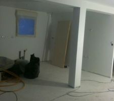 Salle a mangé vue sur cuisine en mode blanc