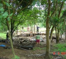 Rien n'est perdu, mes amis utiliserons le bois pour restaurer leur maison