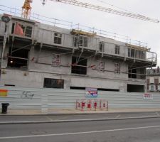 Rue Gambetta, la porte d'entrée principale avec la préparation des appartements témoins