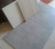 Carrelage (Meaux Silver de chez Porcelanosa), portes de placards (beige laqué) et plan de travail (bois clair)... C'est pas déconnant, sauf pour le plan de travail, que l'on va changer