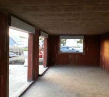 A l'intérieur tout est vide