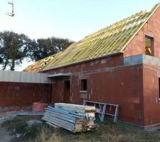 Le car port attend son bardage en zinc